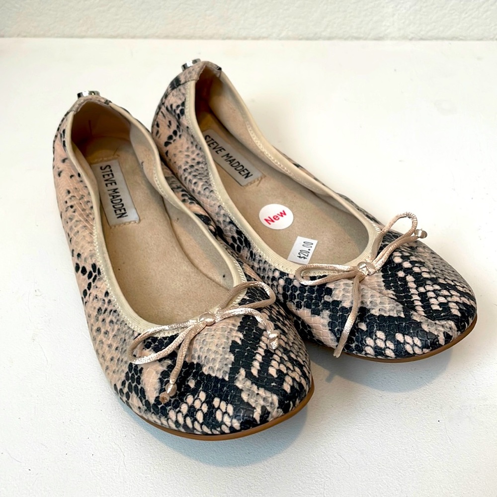 Women’s Steve Madden snake skin pattern flats size 7